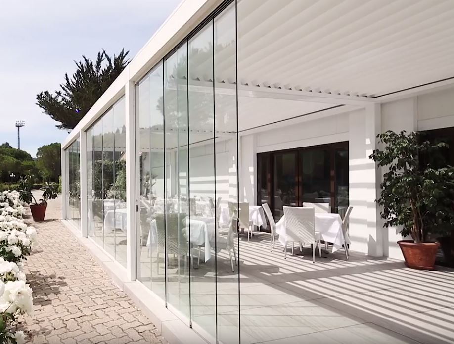 PERGOLA BIOCLIMATICA A LAMELLE ORIENTABILI ADDOSSATA VISION PRATIC